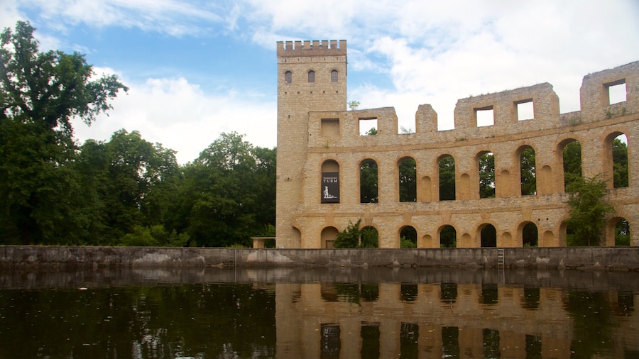 Potsdam mettant en vedette ruine, mare et patrimoine architectural