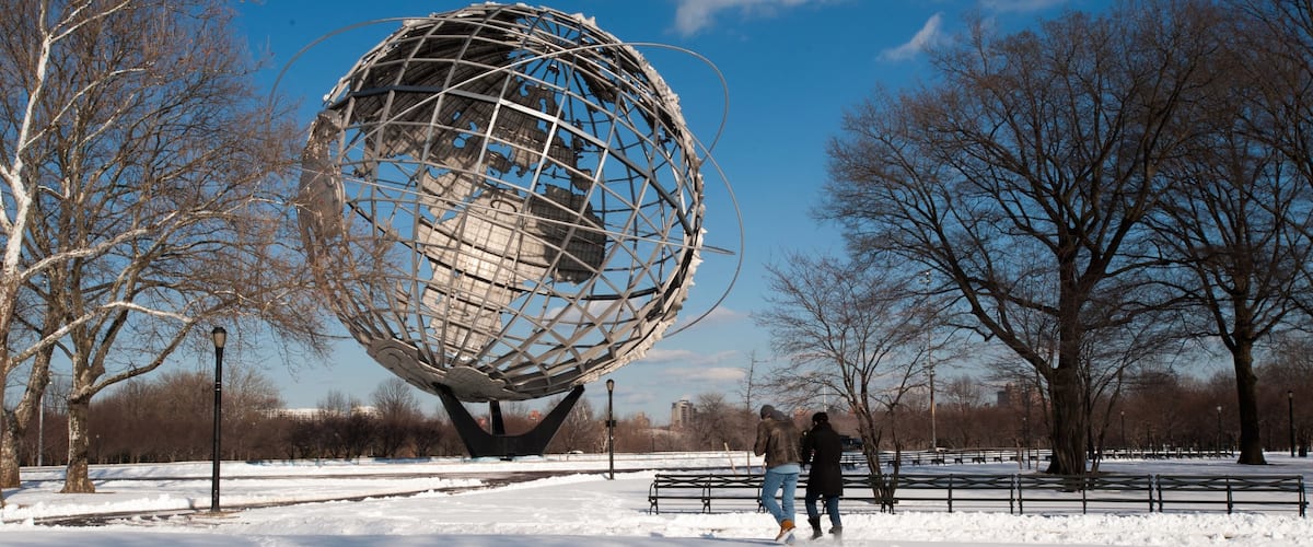 Corona som viser en statue eller en skulptur og sne såvel som et par