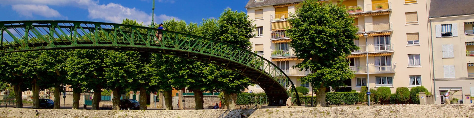 Montargis mettant en vedette pont, riviĂšre ou ruisseau et maison