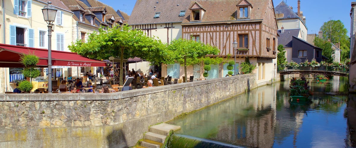 Montargis mostrando un puente, un río o arroyo y comer al aire libre