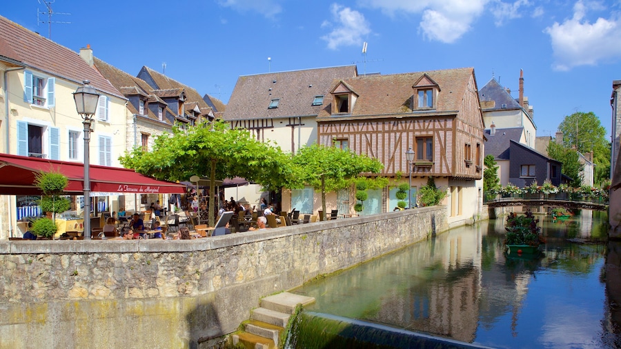 Montargis mostrando un puente, un río o arroyo y comer al aire libre