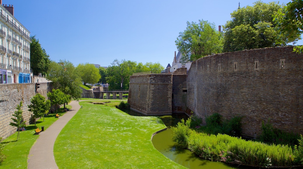 Nantes featuring a park and heritage elements