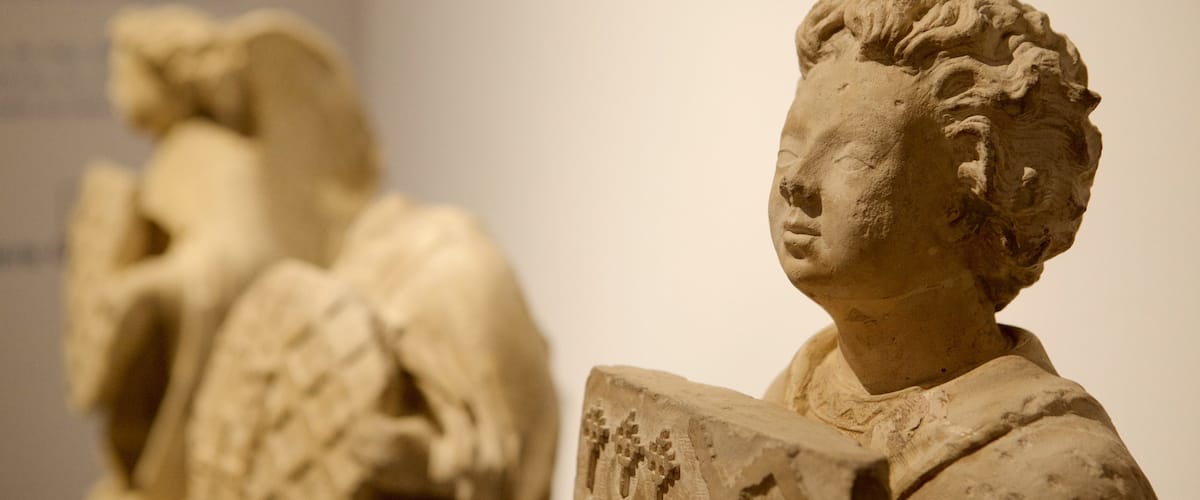 Musée des Beaux-Arts de Tours inclusief een standbeeld of beeldhouwwerk
