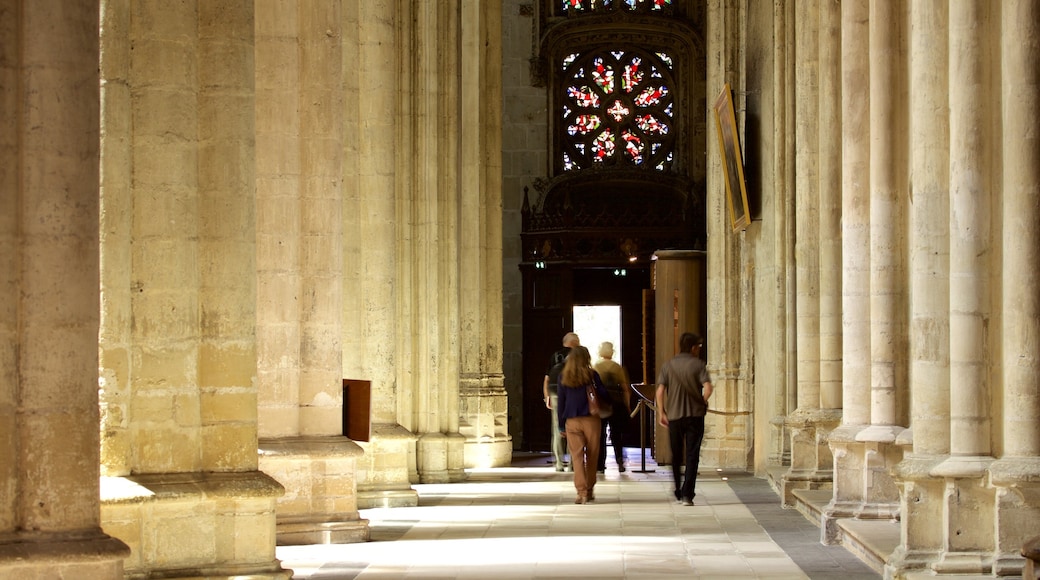 Cathédrale de Tours mettant en vedette église ou cathédrale et vues intérieures aussi bien que petit groupe de personnes