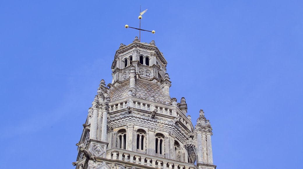 Catedral de Tours ofreciendo arquitectura patrimonial, aspectos religiosos y una iglesia o catedral