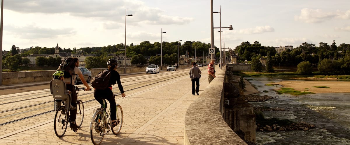 Tours ofreciendo ciclismo de carretera, un puente y escenas urbanas