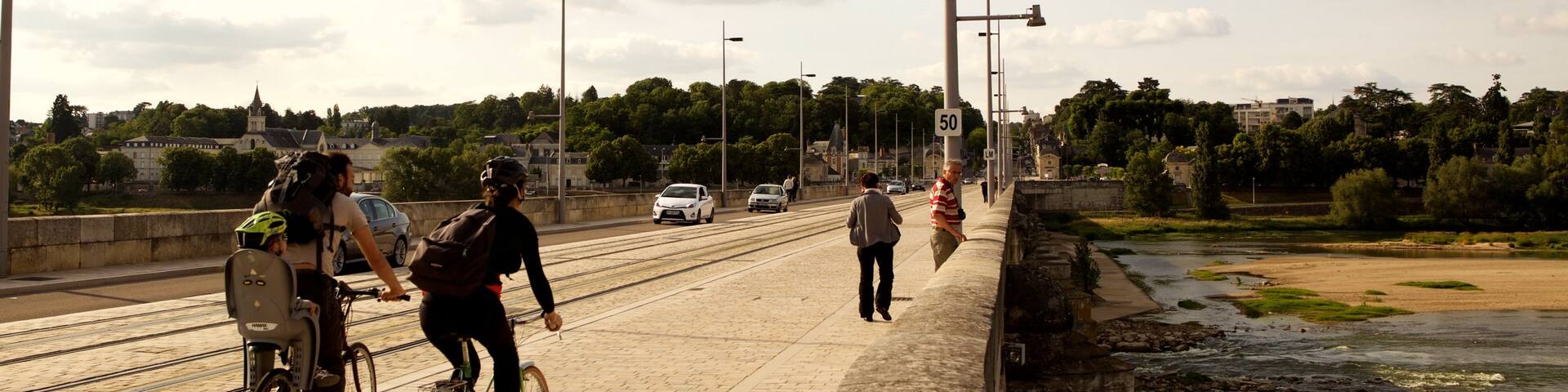Tours das einen Brücke, Straßenszenen und Straßenradfahren