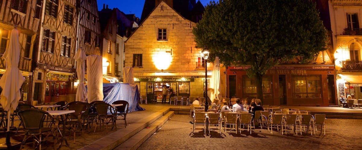 Place Plumereau mettant en vedette square ou place, scĂšnes de nuit et sortie au restaurant