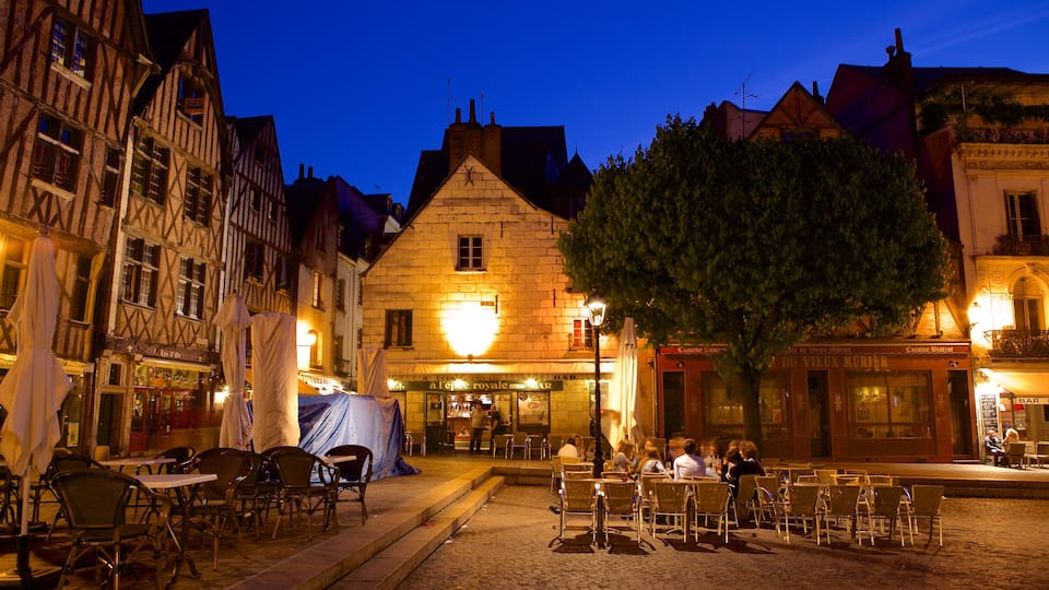 Place Plumereau featuring outdoor eating, night scenes and a square or plaza