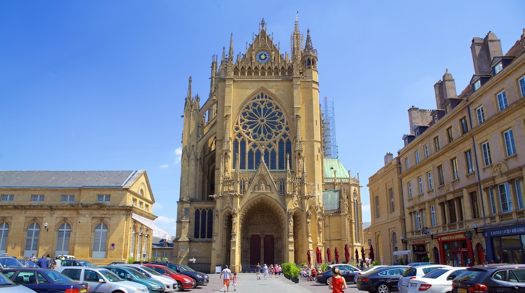 Metz som inkluderar religiösa aspekter, historisk arkitektur och en kyrka eller katedral