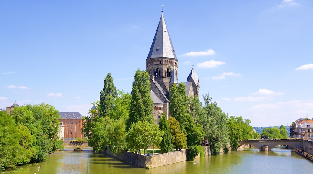 Metz som inkluderar en bro, chateau eller palats och en å eller flod