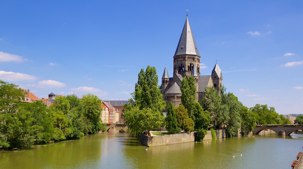 Metz mostrando fiume o ruscello, oggetti d\'epoca e ponte