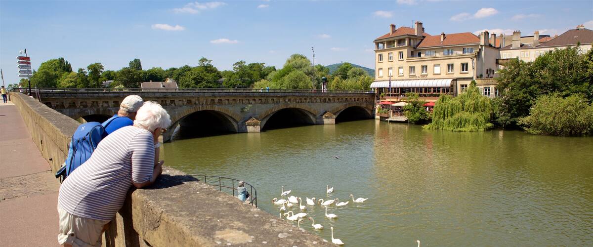 Metz mettant en vedette riviĂšre ou ruisseau et pont aussi bien que couple