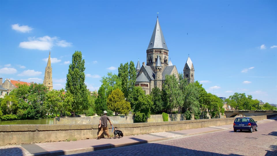 Metz mettant en vedette scènes de rue, château ou palais et patrimoine architectural