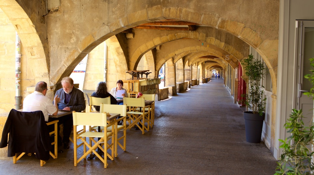 Metz montrant pause café aussi bien que petit groupe de personnes