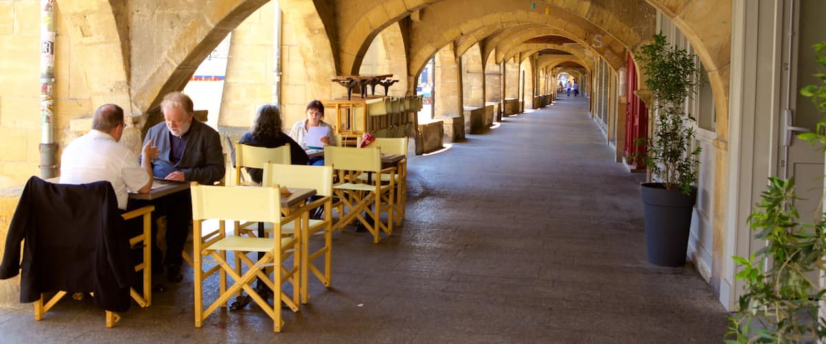 Metz mit einem Café-Szenerien sowie kleine Menschengruppe