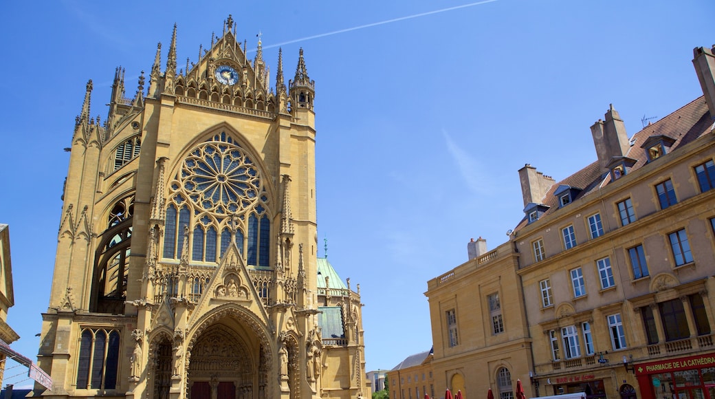 Metz ofreciendo elementos patrimoniales, una iglesia o catedral y arquitectura patrimonial