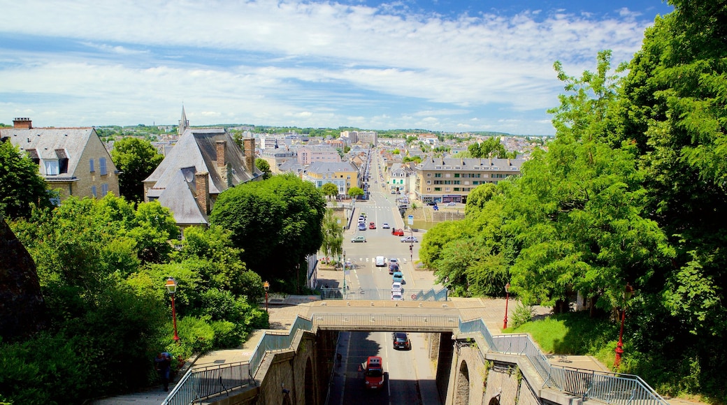 Le Mans som inkluderar en stad och gatuliv