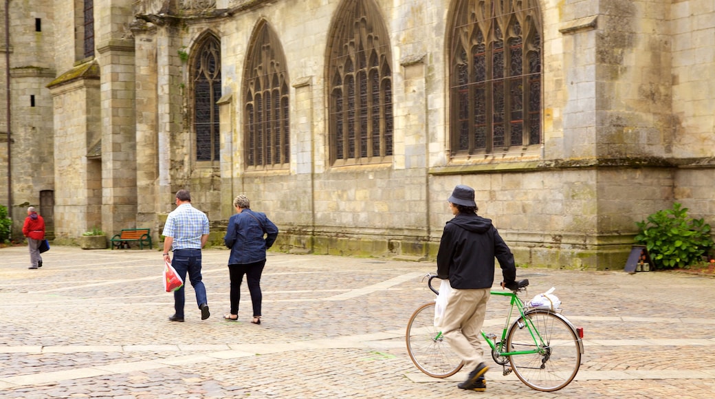 Alençon que incluye ciclismo, arquitectura patrimonial y una plaza