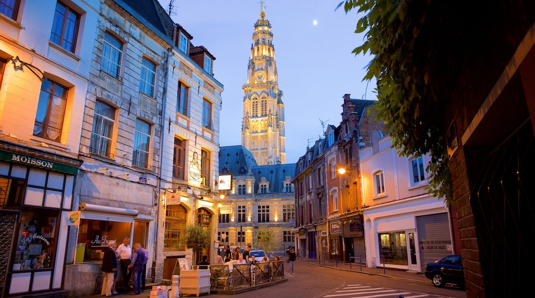 Arras ofreciendo imágenes de calles, elementos patrimoniales y escenas de noche