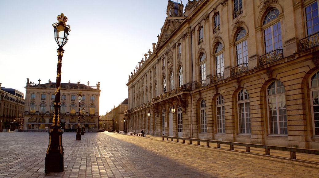 Nancy Hotel de Ville presenterar en solnedgång, historiska element och ett torg