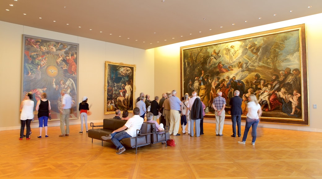 Musee des Beaux-arts i tillegg til en liten gruppe med mennesker