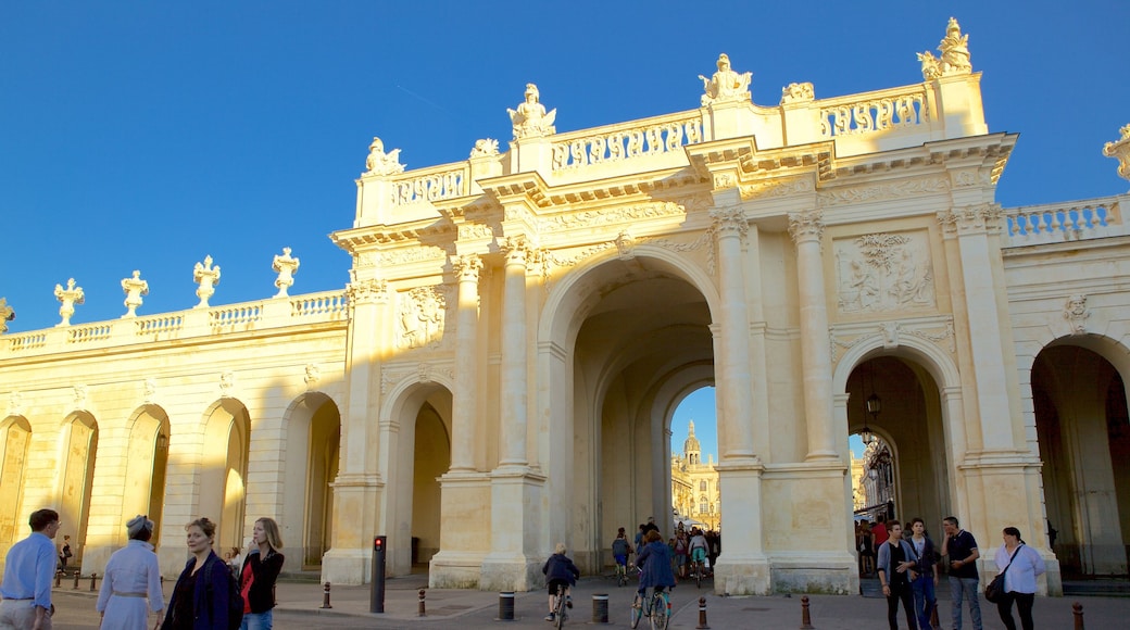 Nancy mettant en vedette patrimoine historique et patrimoine architectural aussi bien que important groupe de personnes
