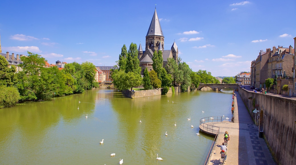 Metz which includes a river or creek, heritage architecture and heritage elements