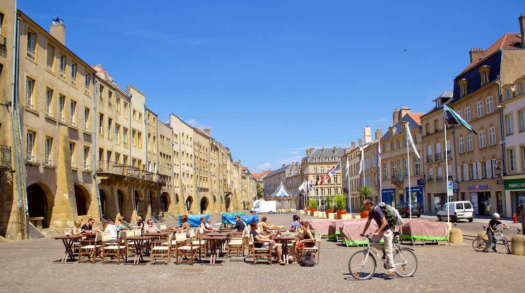 Metz mit einem Straßenszenen und Essen im Freien