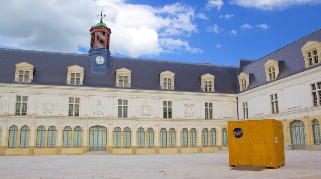 Laval welches beinhaltet Platz oder Plaza