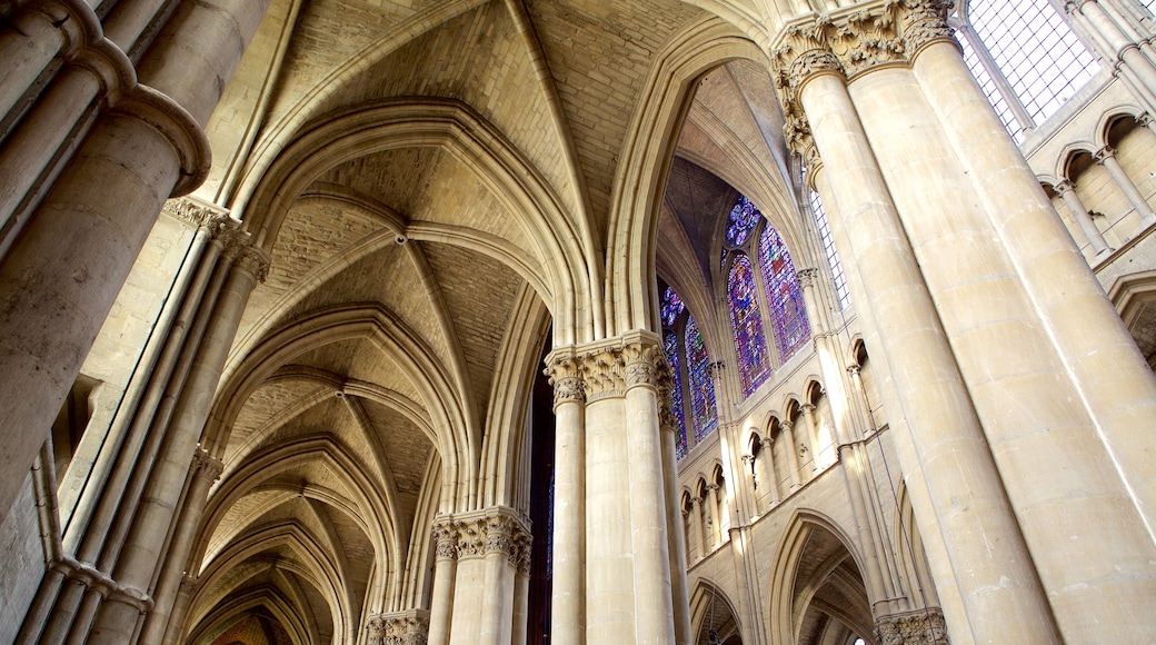 Catedral de Reims que incluye vista interna, una iglesia o catedral y elementos patrimoniales