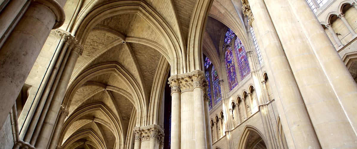 Cathédrale de Reims mettant en vedette vues intérieures, patrimoine historique et patrimoine architectural