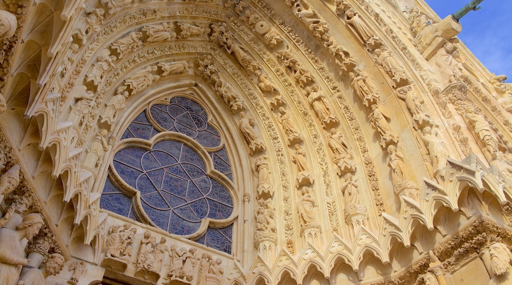 Reims katedral som viser historisk arkitektur, kirke eller katedral og kulturarv