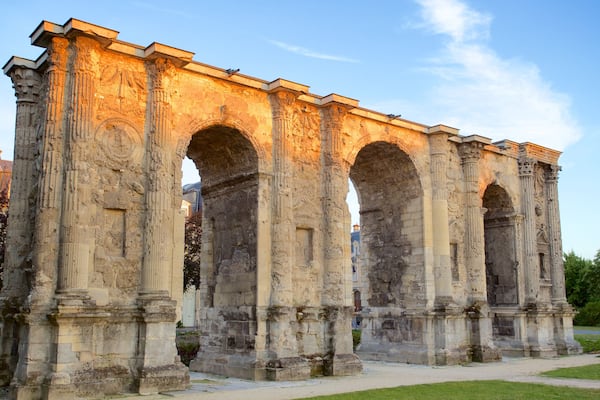 Porte de Mars das einen historische Architektur, Geschichtliches und Ruine