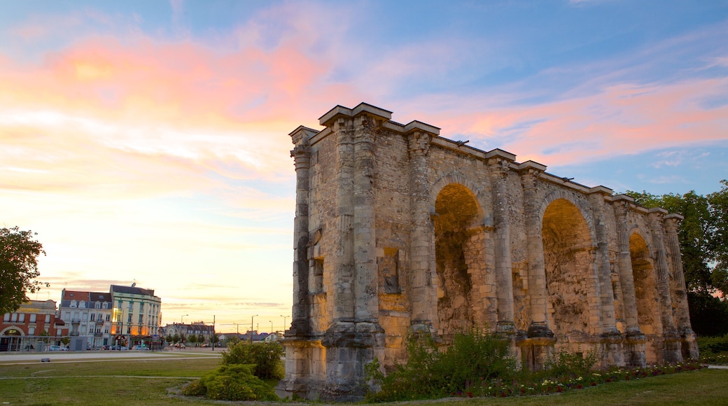 Porte de Mars mit einem Geschichtliches, Sonnenuntergang und historische Architektur