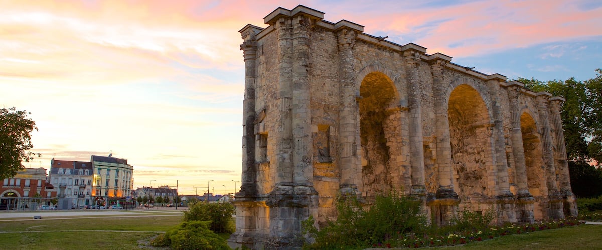 Puerta de Marte ofreciendo patrimonio de arquitectura, elementos del patrimonio y una puesta de sol