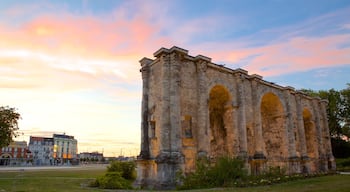 Porte Mars mostrando um pôr do sol, arquitetura de patrimônio e elementos de patrimônio