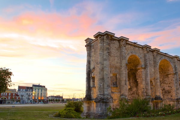 Porte de Mars mit einem Geschichtliches, Sonnenuntergang und historische Architektur