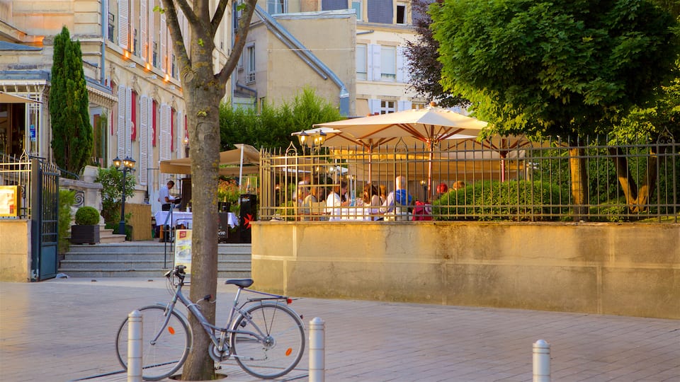 Reims mit einem Straßenszenen