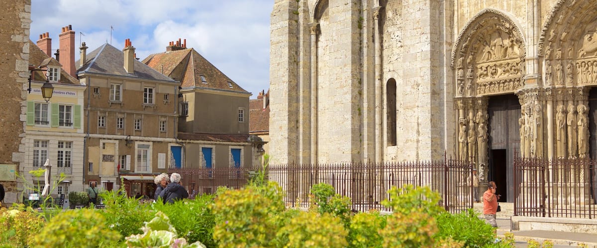 Chartres showing heritage architecture and heritage elements