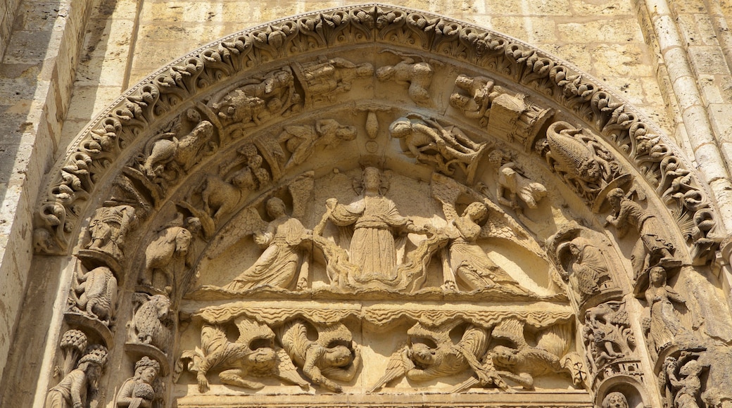 Chartres showing heritage elements