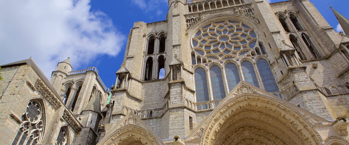 Chartres featuring heritage elements, heritage architecture and a church or cathedral