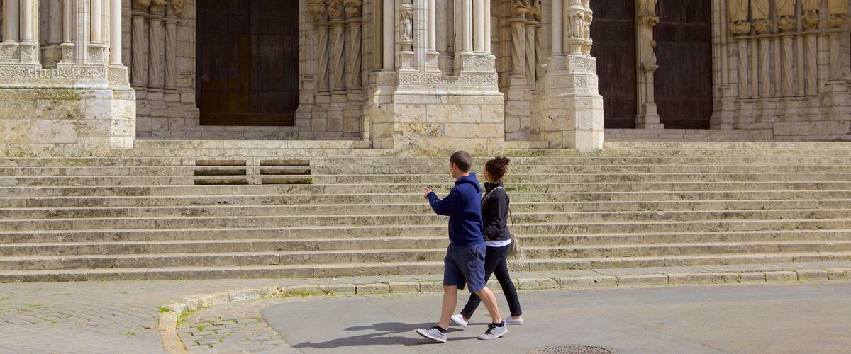 Chartres qui includes patrimoine historique aussi bien que couple