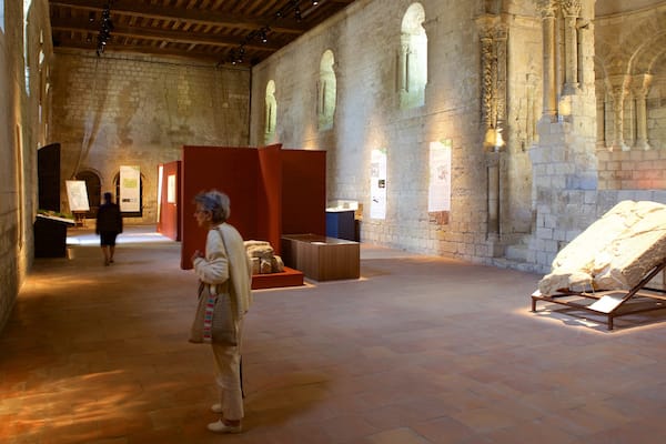 Prieure de St-Cosme sowie einzelne Frau