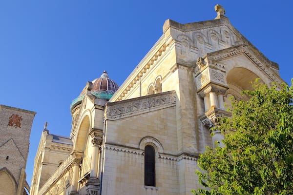 Basilique Saint-Martin montrant patrimoine historique et patrimoine architectural