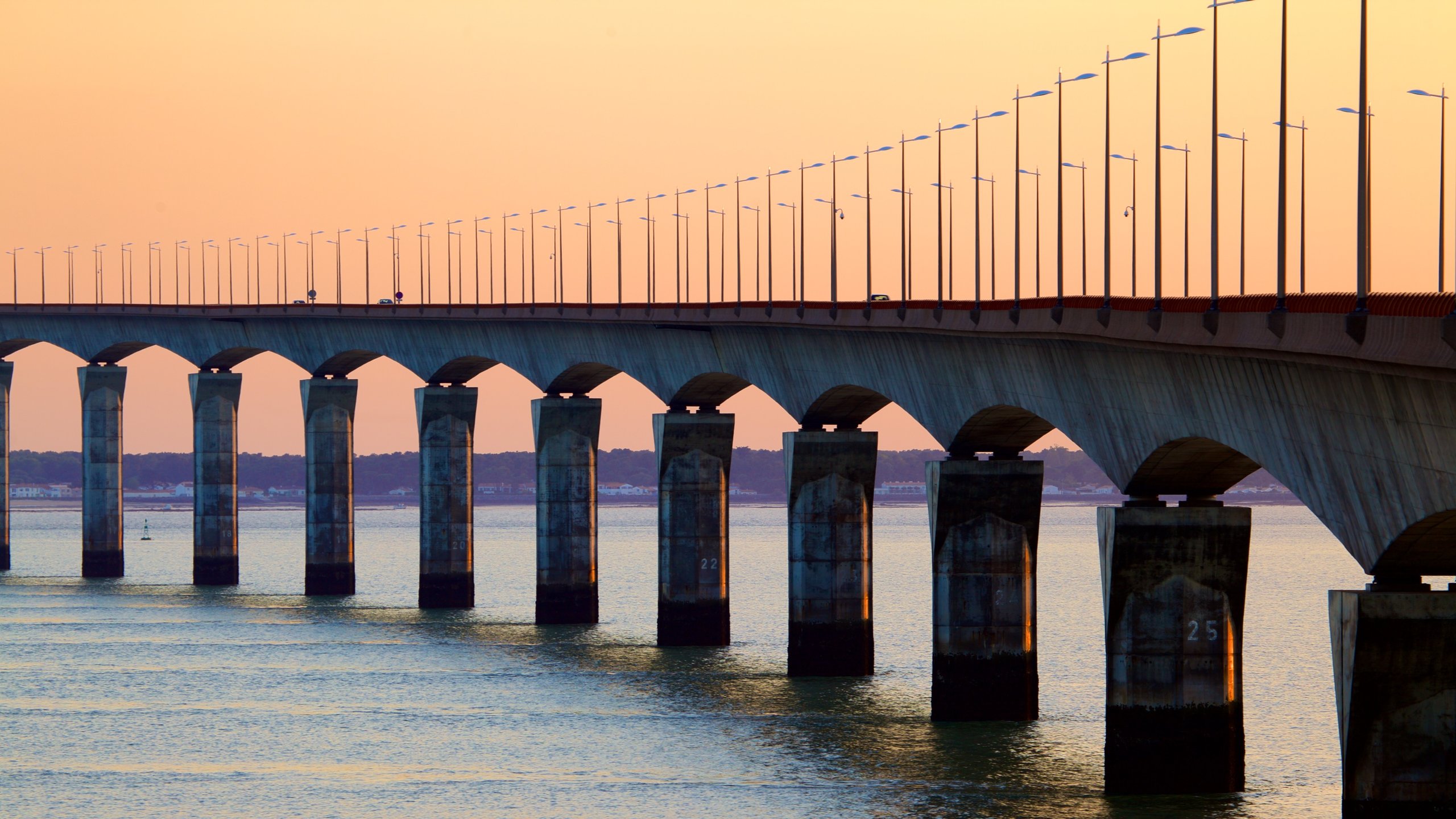 Île de Ré-Brücke mit einem Sonnenuntergang und Brücke