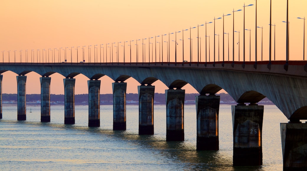 Puente de Ile de Re mostrando una puesta de sol y un puente