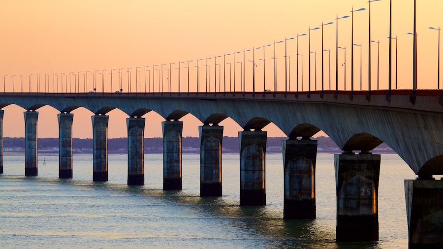 Puente de Ile de Re mostrando una puesta de sol y un puente