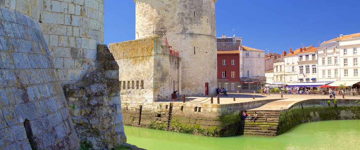 La Rochelle featuring heritage elements and a coastal town