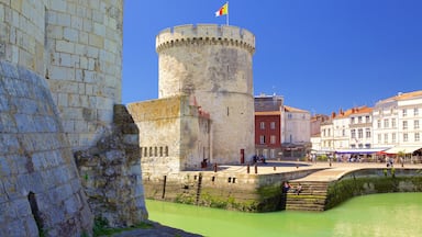 La Rochelle mostrando località costiera e oggetti d\'epoca